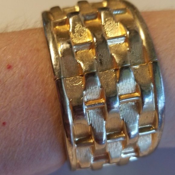 VINTAGE GOLD TONE TEXTURED BASKET WEAVE HINGED BANGLE BRACELET WIDE 1.25" - Picture 7 of 7